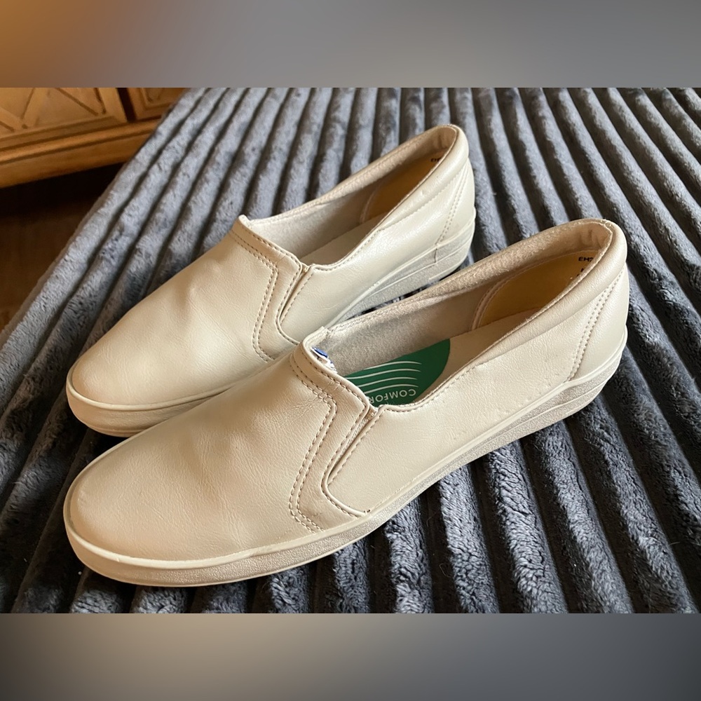 Grasshopper stretch beige women’s loafers. Size 8.5